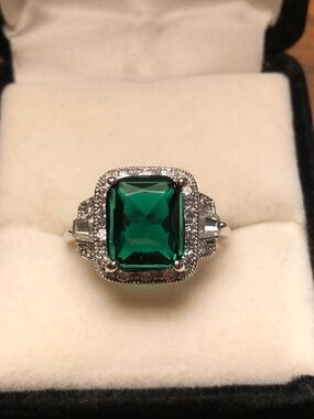 Emerald coloured 18k EP Rhodium plated ring